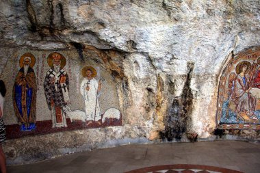 Ostrog, Karadağ - 26 Haziran 2023: Eski Ostrog manastırı Karadağ 'ın en popüler hac yeridir. Karadağ 'daki antik ortodoks manastırı