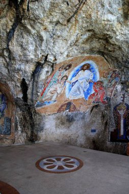 Ostrog, Karadağ - 26 Haziran 2023: Eski Ostrog manastırı Karadağ 'ın en popüler hac yeridir. Karadağ 'daki antik ortodoks manastırı