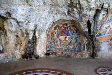 Ostrog, Karadağ - 26 Haziran 2023: Eski Ostrog manastırı Karadağ 'ın en popüler hac yeridir. Karadağ 'daki antik ortodoks manastırı