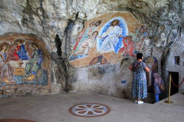 Ostrog, Karadağ - 26 Haziran 2023: Eski Ostrog manastırı Karadağ 'ın en popüler hac yeridir. Karadağ 'daki antik ortodoks manastırı
