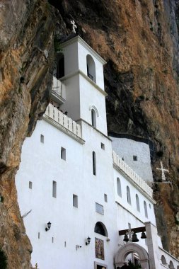 Ostrog, Karadağ - 26 Haziran 2023: Eski Ostrog manastırı Karadağ 'ın en popüler hac yeridir. Karadağ 'daki antik ortodoks manastırı