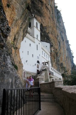 Ostrog, Karadağ - 26 Haziran 2023: Eski Ostrog manastırı Karadağ 'ın en popüler hac yeridir. Karadağ 'daki antik ortodoks manastırı