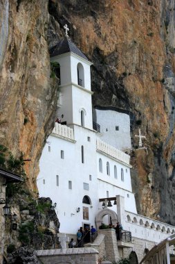 Ostrog, Karadağ - 26 Haziran 2023: Eski Ostrog manastırı Karadağ 'ın en popüler hac yeridir. Karadağ 'daki antik ortodoks manastırı