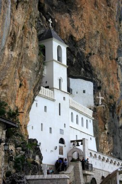 Ostrog, Karadağ - 26 Haziran 2023: Eski Ostrog manastırı Karadağ 'ın en popüler hac yeridir. Karadağ 'daki antik ortodoks manastırı