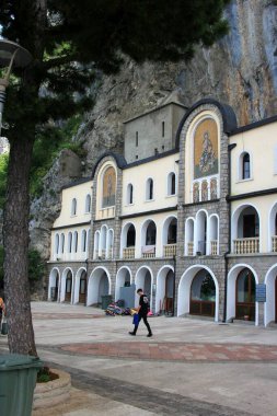 Ostrog, Karadağ - 26 Haziran 2023: Eski Ostrog manastırı Karadağ 'ın en popüler hac yeridir. Karadağ 'daki antik ortodoks manastırı
