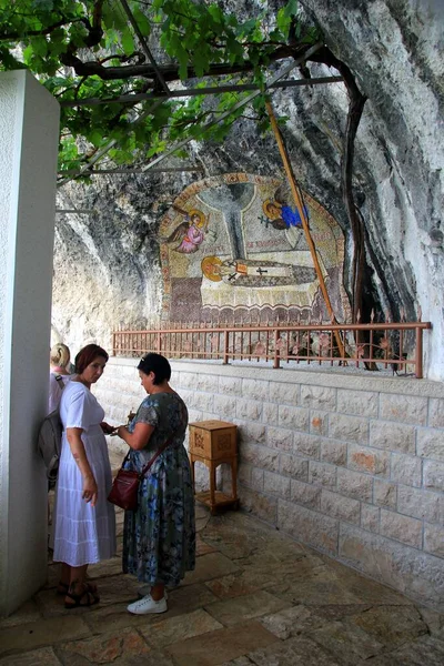 黑山奥斯特罗格 2023年6月26日 老奥斯特罗格修道院是黑山最受欢迎的朝圣地点 黑山古老的正统修道院 — 图库照片