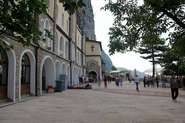 オストロ モンテネグロ 2023年6月26日 旧オストロ修道院はモンテネグロで最も人気のある巡礼地です モンテネグロの古代正統派修道院 — ストック写真