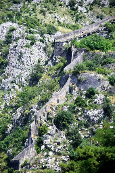 Şehrin Yakınındaki Dağdaki Kotor Kalesinde Eski Ortaçağ Kalıntıları — Stok fotoğraf