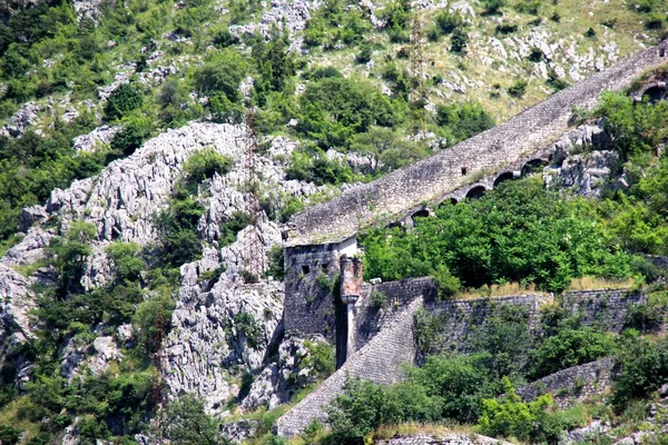 Şehrin Yakınındaki Dağdaki Kotor Kalesinde Eski Ortaçağ Kalıntıları — Stok fotoğraf