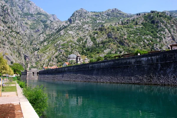 Turkoois Groene Wateren Buurt Van Oldstone Stadsmuur Van Kotor Montenegro — Stockfoto