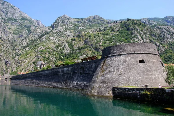 Karadağ Kotor Kentinin Eski Duvarının Yakınındaki Turkuaz Yeşil Sular — Stok fotoğraf