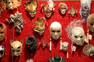 Şkodra, Arnavutluk - 24 Haziran 2023: Venedik Sanat Maskesi Fabrikası. Venedik Sanat Maskesi Fabrikası 'ndaki maske sergisi Venedik maskelerinin en çeşitli ve zarif koleksiyonunu içeriyor. Shkodr 'daki Venedik Sanat Maskesi Fabrikası Müzesi