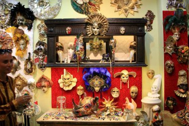 Şkodra, Arnavutluk - 24 Haziran 2023: Venedik Sanat Maskesi Fabrikası. Venedik Sanat Maskesi Fabrikası 'ndaki maske sergisi Venedik maskelerinin en çeşitli ve zarif koleksiyonunu içeriyor. Shkodr 'daki Venedik Sanat Maskesi Fabrikası Müzesi