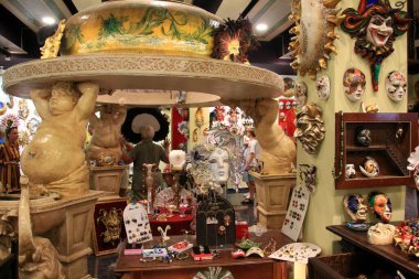 Şkodra, Arnavutluk - 24 Haziran 2023: Venedik Sanat Maskesi Fabrikası. Venedik Sanat Maskesi Fabrikası 'ndaki maske sergisi Venedik maskelerinin en çeşitli ve zarif koleksiyonunu içeriyor. Shkodr 'daki Venedik Sanat Maskesi Fabrikası Müzesi