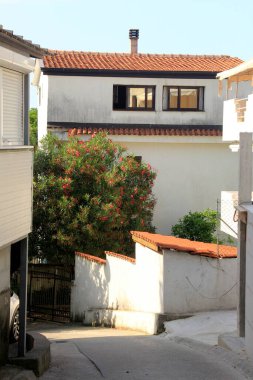 Budva, Karadağ - 18 Haziran 2023: Budva sokakları, evler ve yaz boyunca manzaralar, Karadağ.