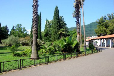Budva, Karadağ - 18 Haziran 2023: Budva sokakları, evler ve yaz boyunca manzaralar, Karadağ.