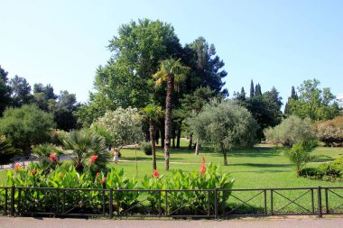 Budva, Karadağ - 18 Haziran 2023: Budva sokakları, evler ve yaz boyunca manzaralar, Karadağ.