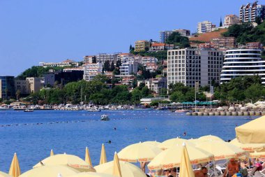 Budva, Karadağ - 19 Haziran 2023: Budva sahilinde yaz boyunca güneşlenen ve dinlenen insanlar.