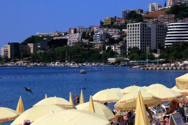 Budva, Karadağ - 19 Haziran 2023: Budva sahilinde yaz boyunca güneşlenen ve dinlenen insanlar.
