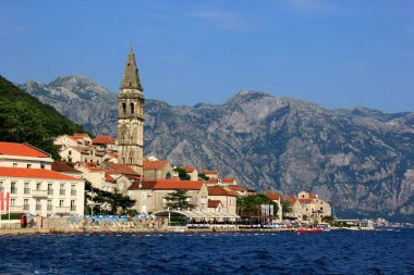 Perast - Karadağ, 20 Haziran 2023: Perast şehir manzarası, yaz boyunca, Kotor Körfezi, Karadağ.