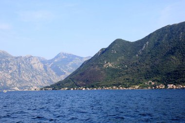 Perast - Karadağ, 20 Haziran 2023: Perast şehir manzarası, yaz boyunca, Kotor Körfezi, Karadağ.