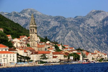 Perast - Karadağ, 20 Haziran 2023: Perast şehir manzarası, yaz boyunca, Kotor Körfezi, Karadağ.