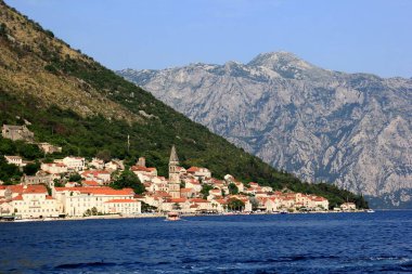Perast - Karadağ, 20 Haziran 2023: Perast şehir manzarası, yaz boyunca, Kotor Körfezi, Karadağ.