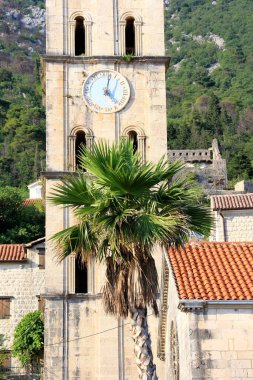 Perast Montenegro, 20 Haziran 2023: Perast, Karadağ 'daki St. Nicholas kilisesinin çan kulesi.