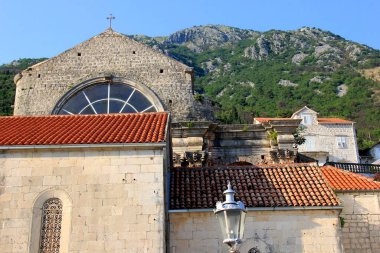 Perast - Karadağ, 20 Haziran 2023: Perast, Karadağ 'da şehir manzarası, sokak, evler, turistler ve tekneler.