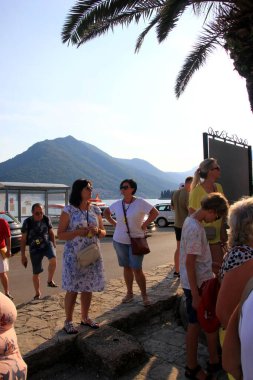 Perast - Karadağ, 20 Haziran 2023: Perast, Karadağ 'da şehir manzarası, sokak, evler, turistler ve tekneler.