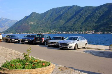 Perast - Karadağ, 20 Haziran 2023: Perast, Karadağ 'da şehir manzarası, sokak, evler, turistler ve tekneler.