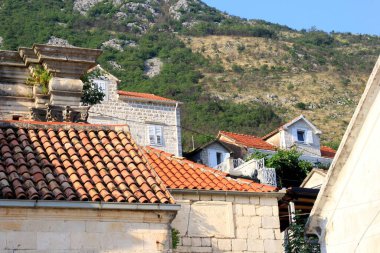 Perast - Karadağ, 20 Haziran 2023: Perast, Karadağ 'da şehir manzarası, sokak, evler, turistler ve tekneler.