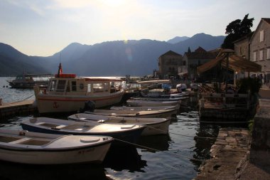 Perast - Karadağ, 20 Haziran 2023: Perast, Karadağ 'da şehir manzarası, sokak, evler, turistler ve tekneler.