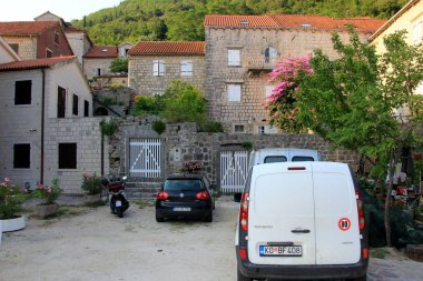 Perast - Karadağ, 20 Haziran 2023: Perast, Karadağ 'da şehir manzarası, sokak, evler, turistler ve tekneler.