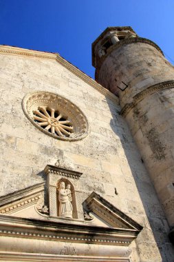 Perast - Karadağ, 20 Haziran 2023: Saint George, Kotor Körfezi, Perast, Karadağ 'daki Kayalıkların Efendisi Kilisesi