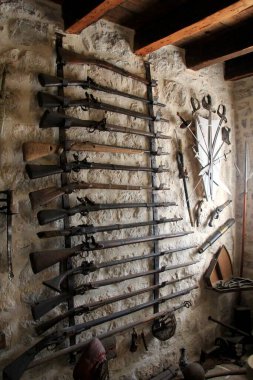 Perast - 20 Haziran 2023: Saint George Adası 'ndaki Kayalıkların Efendisi Kilisesi. Kotor Körfezi, Perast, Karadağ