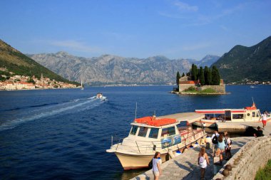 Perast - Karadağ, 20 Haziran 2023: Saint George, Kotor Körfezi, Perast, Karadağ 'daki Kayalıkların Efendisi Kilisesi