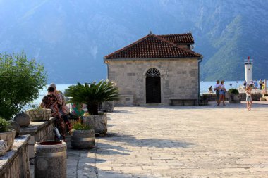 Perast - Karadağ, 20 Haziran 2023: Saint George, Kotor Körfezi, Perast, Karadağ 'daki Kayalıkların Efendisi Kilisesi