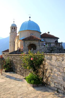 Perast - Karadağ, 20 Haziran 2023: Saint George, Kotor Körfezi, Perast, Karadağ 'daki Kayalıkların Efendisi Kilisesi