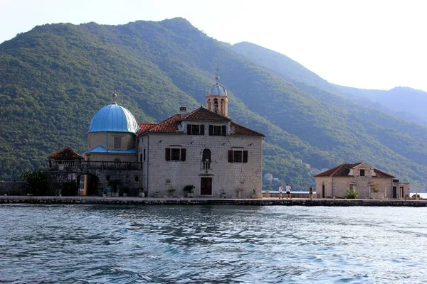 Perast Montenegro, 20 Haziran 2023: Saint George, Kotor Körfezi, Perast, Karadağ 'daki Kayalıkların Efendisi Kilisesi