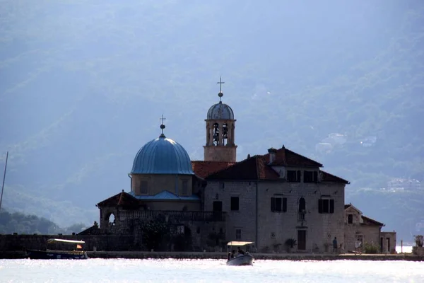 Perast Montenegro Czerwiec 2023 Kościół Matki Bożej Kamiennej Wyspie Świętego — Zdjęcie stockowe