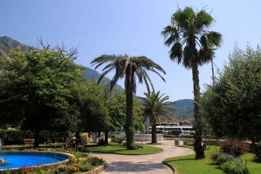 Kotor, Karadağ - 19 Haziran 2023: Eski Kotor Kasabası yakınlarındaki mavi çeşmeli meydan. Kotor Limanı - Karadağ