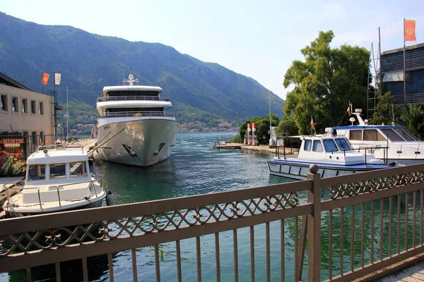 Kotor Czarnogóra Czerwca 2023 Biały Jacht Porcie Kotor Czarnogóra — Zdjęcie stockowe