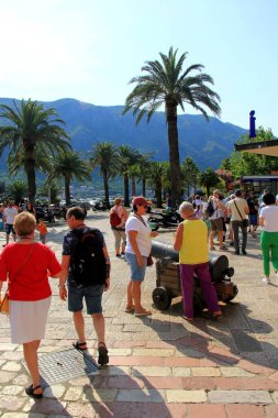 Kotor, Karadağ - 19 Haziran 2023: Turistler eski kent surları boyunca yürüyorlar. Kotor Limanı - Karadağ