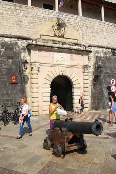 Kotor Karadağ Haziran 2023 Turistler Eski Kentin Çıkış Kapısından Çıktılar — Stok fotoğraf