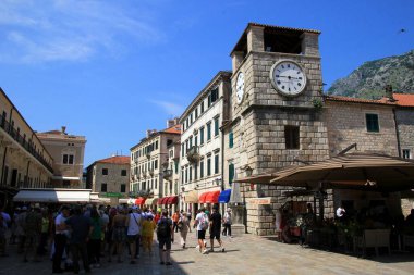 Kotor, Karadağ - 19 Haziran 2023: Eski Kotor kasabasındaki turistler. Eski şehir, Kotor Limanı - Karadağ