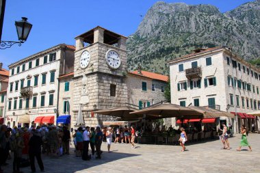 Kotor, Karadağ - 19 Haziran 2023: Eski Kotor kasabasındaki turistler. Eski şehir, Kotor Limanı - Karadağ