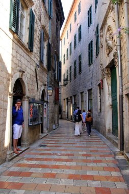 Kotor, Karadağ - 19 Haziran 2023: Eski Kotor kasabasındaki turistler. Eski şehir, Kotor Limanı - Karadağ