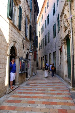 Kotor, Karadağ - 19 Haziran 2023: Eski Kotor kasabasındaki turistler. Eski şehir, Kotor Limanı - Karadağ