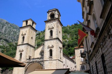 Kotor, Karadağ - 19 Haziran 2023: Eski Kotor kasabasındaki turistler. Eski şehir, Kotor Limanı - Karadağ